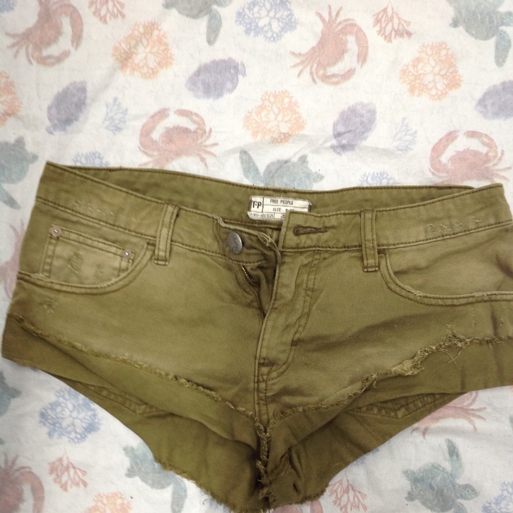 WE THE FREE PEOPLE OLIVE GREEN SHORT SHORTS